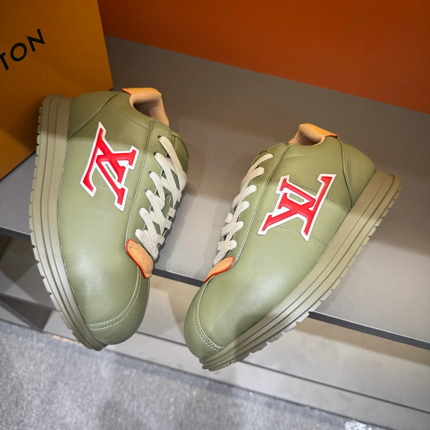 P540 Size 38-45 LV 🫏The colorful interpretation of BUTTERSOFT sneakers combines sheepskin, The colorful interpretation of LV BUTTERSOFT sneakers combines sheepskin and calfskin, bringing a super soft feel. Designed by Pharrell Williams, this '60s-inspired shoe features a padded upper that's been crafted by Louis Vuitton craftsmen to further enhance the comfort of the leather. In addition to the LV initials, it features multiple signatures, including natural leather trim and an embossed pattern of Pharrell Williams and lobster on the side, referencing the Fall/Winter 2025 men’s show. A must-have artifact for fashionistas✅